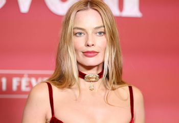 Zapozowała w czerwonej mini. To look w sam raz na walentynki