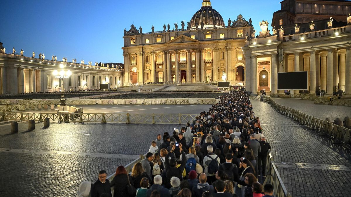 Watykan nie spał. Tłumy żegnają papieża Franciszka