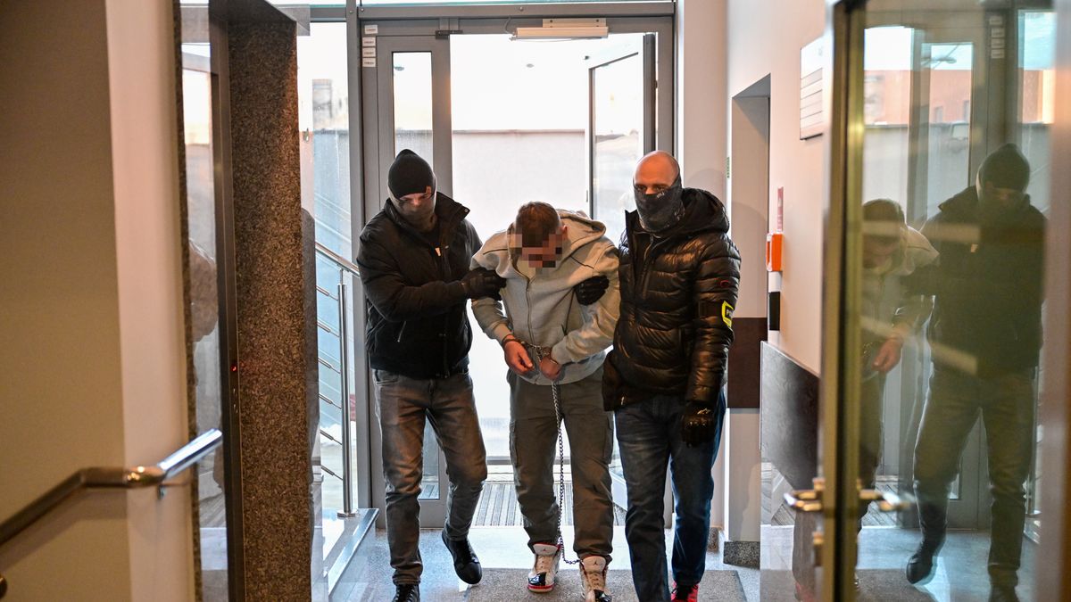 Wrocław, 28.11.2025. Jeden z oskarżonych Patryk B. (C) w drodze na posiedzenie aresztowe w Sądzie Rejonowym we Wrocławiu, 28 bm. Prokuratura Okręgowa we Wrocławiu postawiła zarzuty Patrykowi B. i Bartłomiejowi R., sprawcom porwania we Wrocławiu. Porwany mężczyzna zginął w wypadku samochodowym, który spowodował pierwszy z podejrzanych. Wcześniej ofiara została wielokrotnie pobita i poniżona. (sko) PAP/Maciej Kulczyński *** UWAGA!!! ZAKAZ PUBLIKACJI WIZERUNKU I DANYCH OSOBOWYCH OSKARŻONEGO! ***