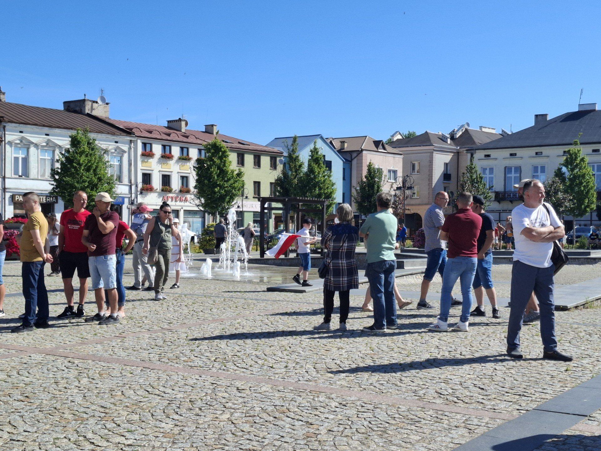 Na Rynku w Skierniewicach trwa protest przeciwko masowej migracji
