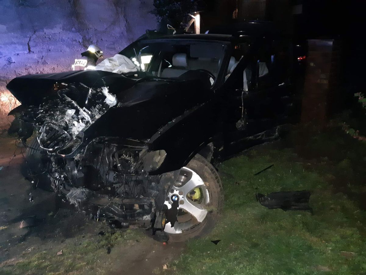 Mocno zniszczone BMW X5. 19-latka, która kierowała autem może trafić do więzienia nawet na 8 lat. Źródło: FB/
