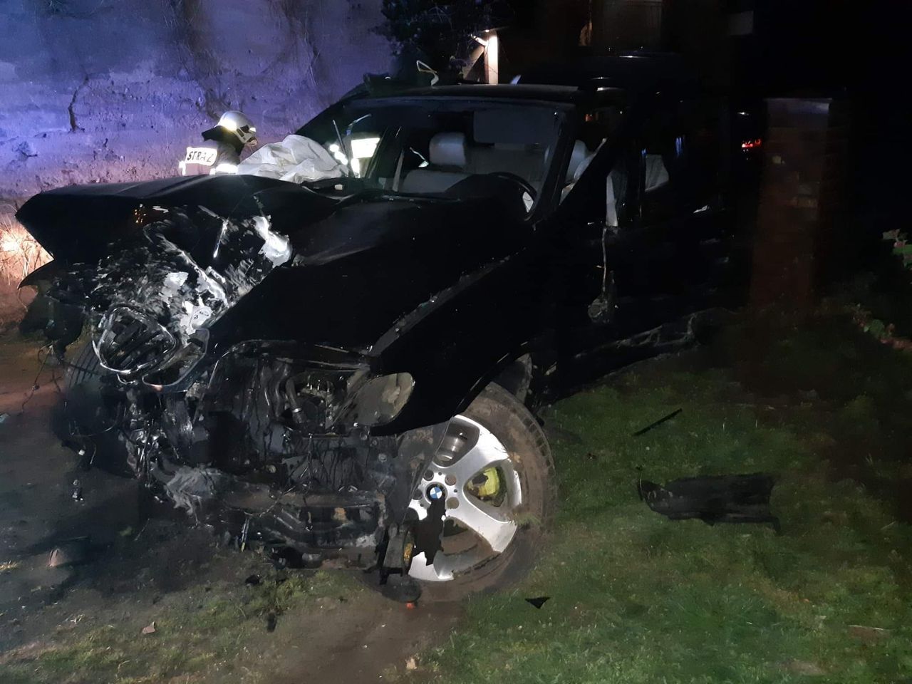 Tragiczny wypadek. 19-latka nie opanowała auta. BMW uderzyło w drzewo