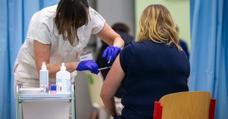 Kobiety częściej zgłaszają skutki uboczne po szczepionce na COVID-19. Powodów jest kilka