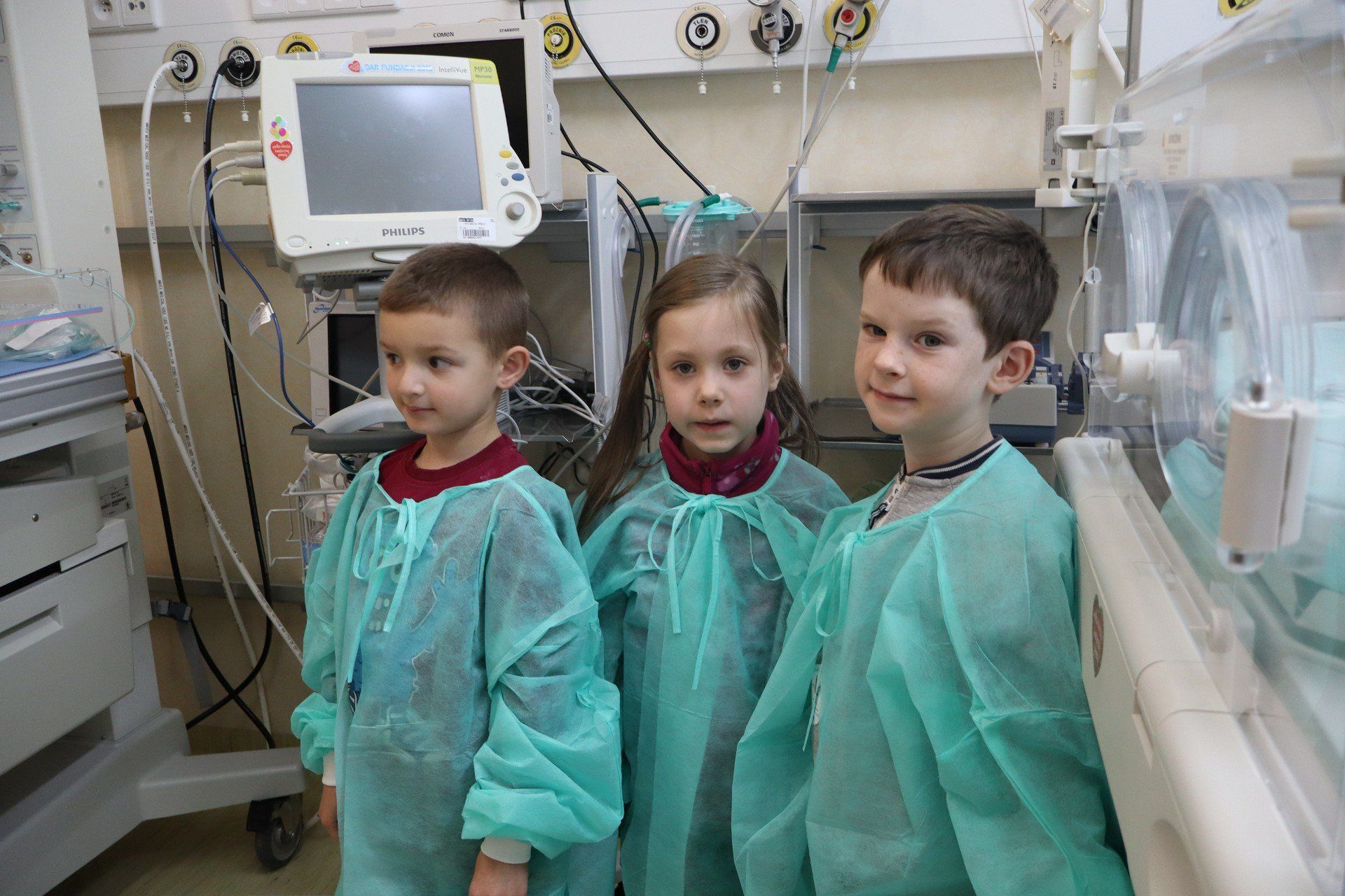 Maluchy z Ochronki Sióstr Służebniczek na Oddziale Wcześniaków gorlickiego szpitala