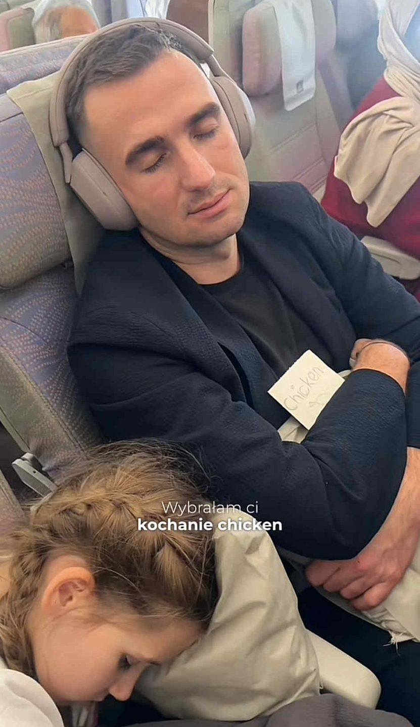 Klaudia Halejcio relacjonuje 24-godzinną podróż samolotem