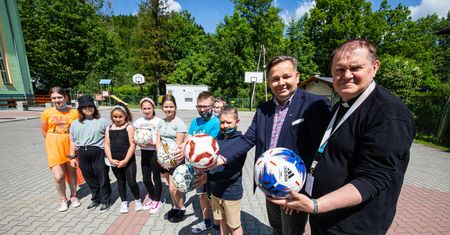 Śląskie. Ksiądz w Szczyrku wymyślił swoje Euro. Rozda piłki podczas nabożeństw
