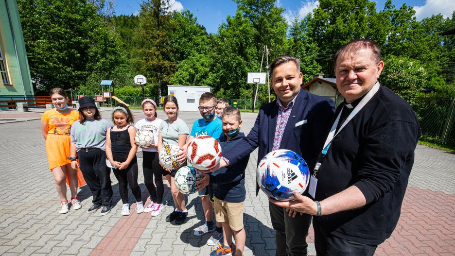 Śląskie. Proboszcz szczyrkowskiej parafii ks. Jan Byrt od niedzieli 13 czerwca będzie rozdawał piłki młodzieży.