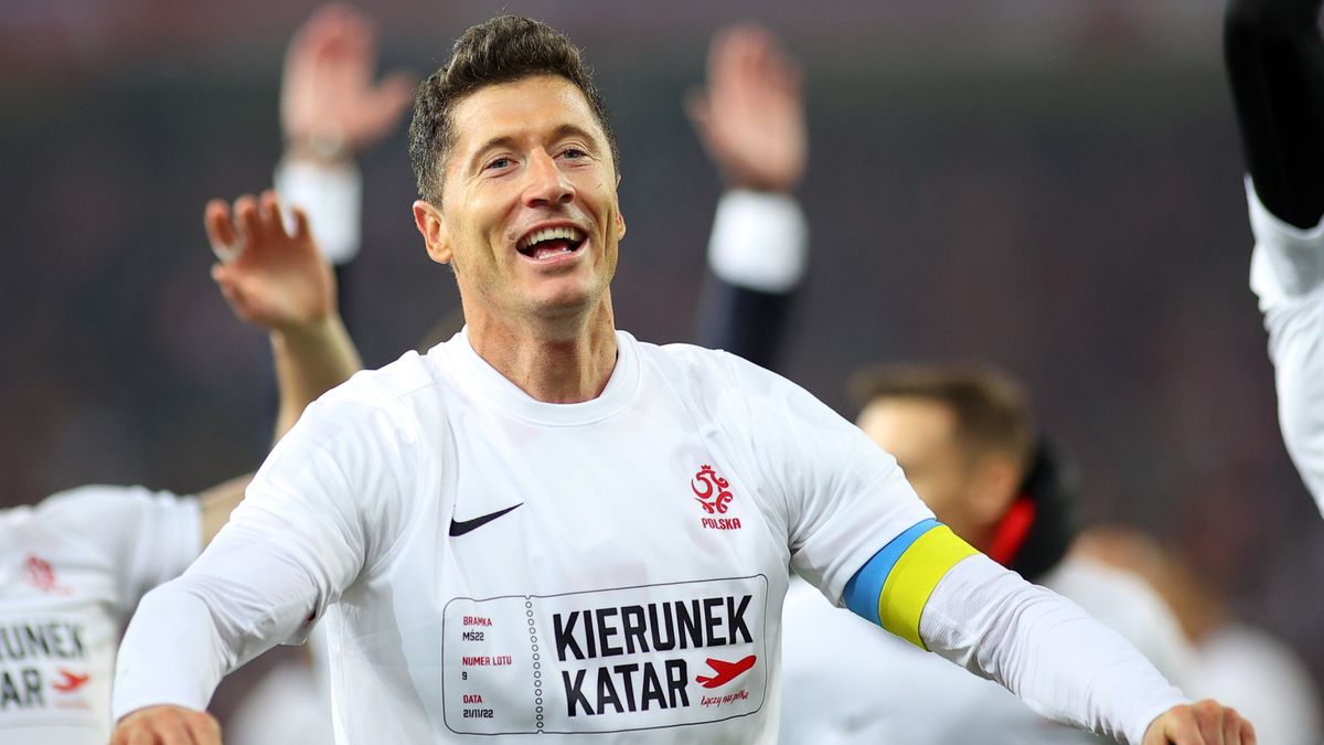 Robert Lewandowski cieszący się po wygranym meczu