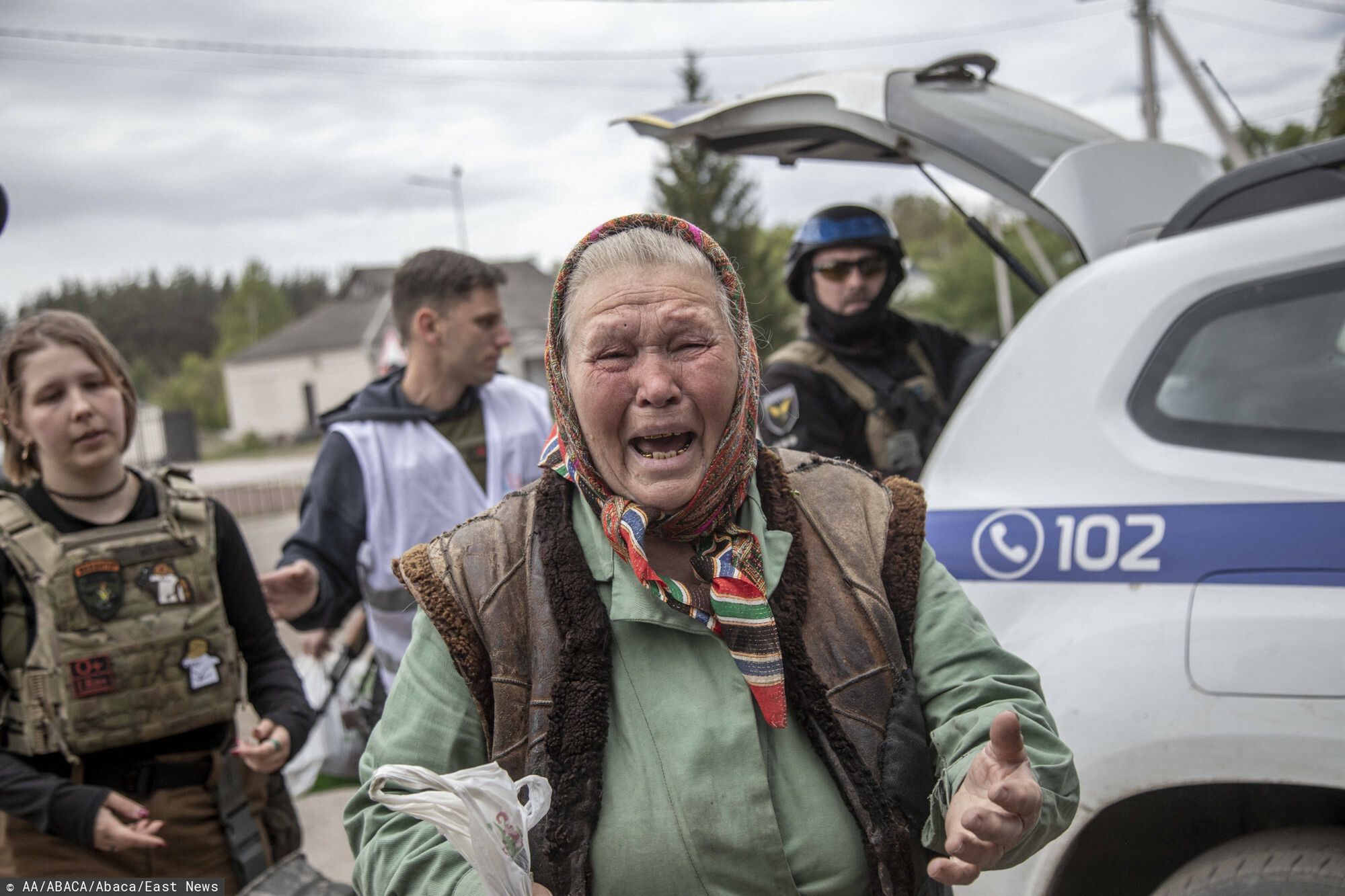 Wolontariusze, policjanci i żołnierze  ewakuują cywili z Wołczańska