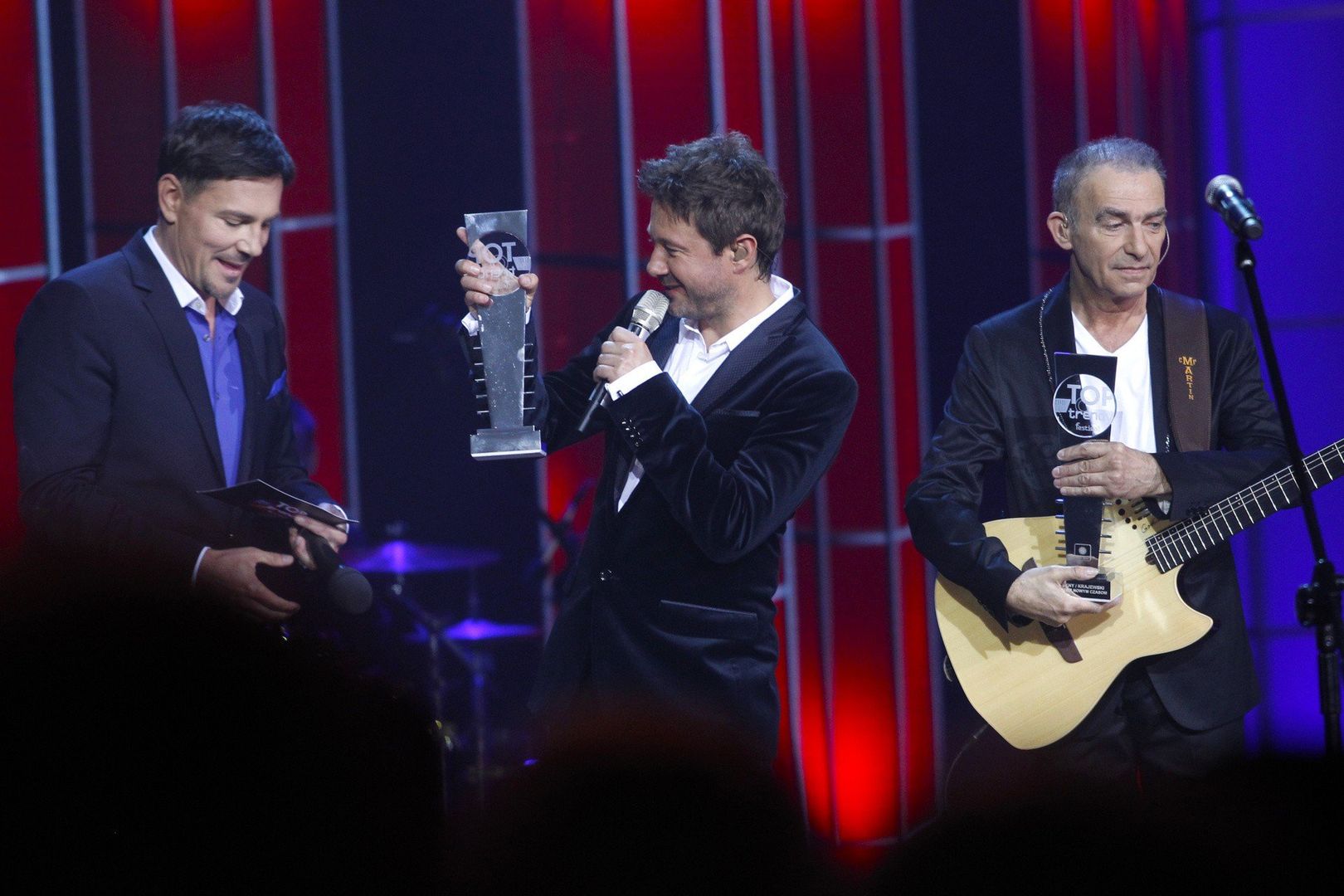 Po rozstaniu z Czerwonymi Gitarami w 1997 roku, Seweryn Krajewski skupił się na karierze solowej. Wydał kilka albumów, takich jak &#34;Baw mnie&#34; czy &#34;Lubię ten smutek&#34;. Jego współpraca z Agnieszką Osiecką zaowocowała wieloma niezapomnianymi balladami, które pojawiły się na płytach &#34;Strofki na gitarę&#34; oraz &#34;Części zamienne&#34;.Jego kompozycje można usłyszeć w filmach takich jak &#34;Och, Karol&#34;, &#34;Kogel-mogel&#34; czy &#34;Uprowadzenie Agaty&#34;. Tworzył również muzykę do seriali telewizyjnych, m.in. &#34;Jan Serce&#34; i &#34;Kopciuszek&#34;. Współpracował z wieloma cenionymi artystami, komponując przeboje dla Ireny Jarockiej, Urszuli Sipińskiej, Maryli Rodowicz i Krzysztofa Krawczyka.Na zdjęciu Krzysztof Ibisz, Andrzej Piasek Piaseczny i Seweryn Krajewski na Sopot TOPtrendy Festiwal 2011.