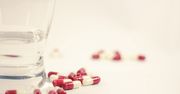 Zażywasz dużo lekarstw? Tymi napojami lepiej ich nie popijaj
