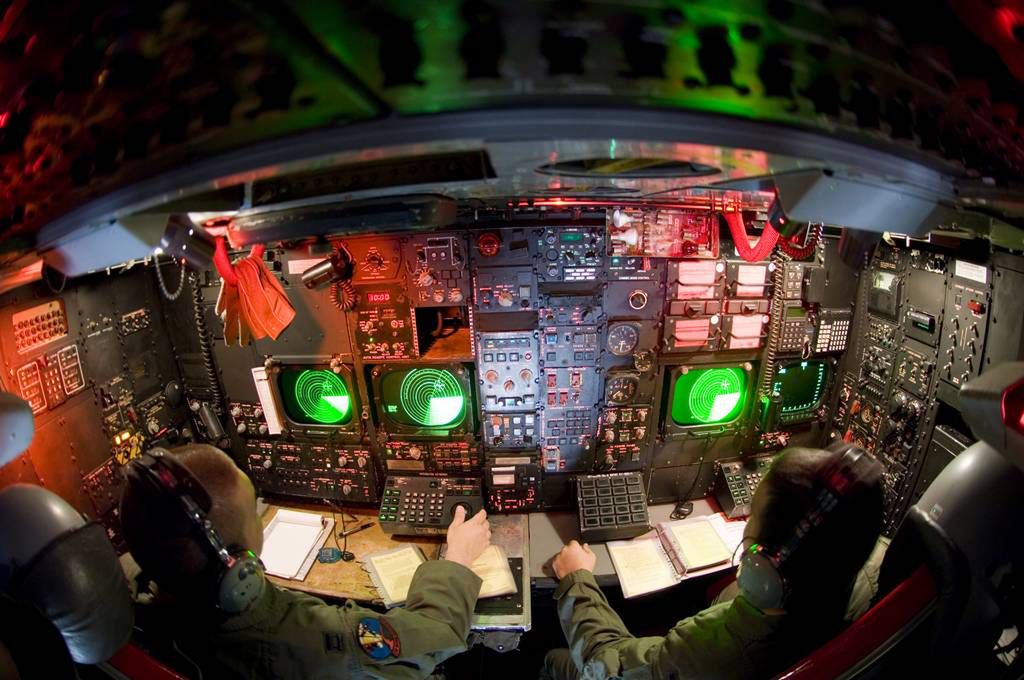 B-52 - stanowisko bombardiera i nawigatora. Poza dwoma pilotami na pokładzie znajduje się jeszcze piąty członek załogi - mechanik pokładowy