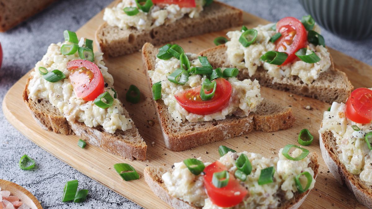 Pasta ze śledzia świetnie sprawdza się na imprezowe przekąski