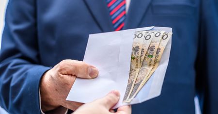 Miejsce w radzie nadzorczej za łapówkę. Zarzuty usłyszał burmistrz Opalenicy i prawnik z Poznania