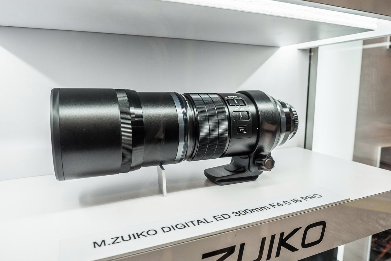 Olympus zaprezentował nowy obiektyw 300 mm f/4 IS. Niestety nie było nawet możliwości wzięcia go w ręce, ani tym bardziej podłączenia do własnego aparatu.