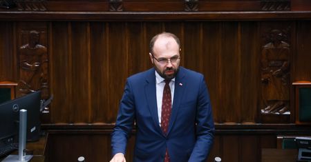 Poseł PiS z aktem oskarżenia. Szczucki zabrał głos
