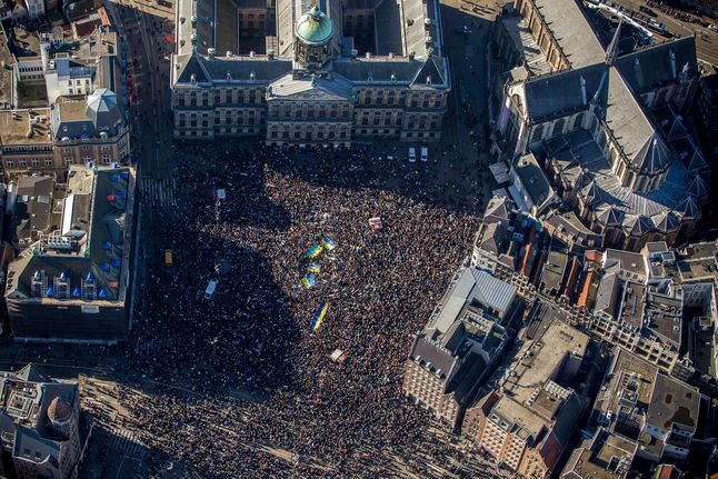 Widok z lotu ptaka na tłum podczas antywojennej manifestacji w Amsterdamie.