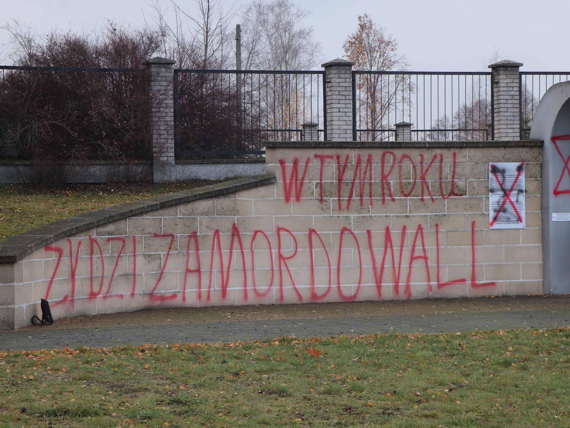 Ściana Pamieci w Biłgoraju zdewastowana napisem