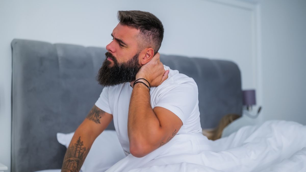 Waking up in the morning
Young couple is sleeping in bed. Man is waking up for work. He has pain in his neck.
Photodjo
sleep, get up