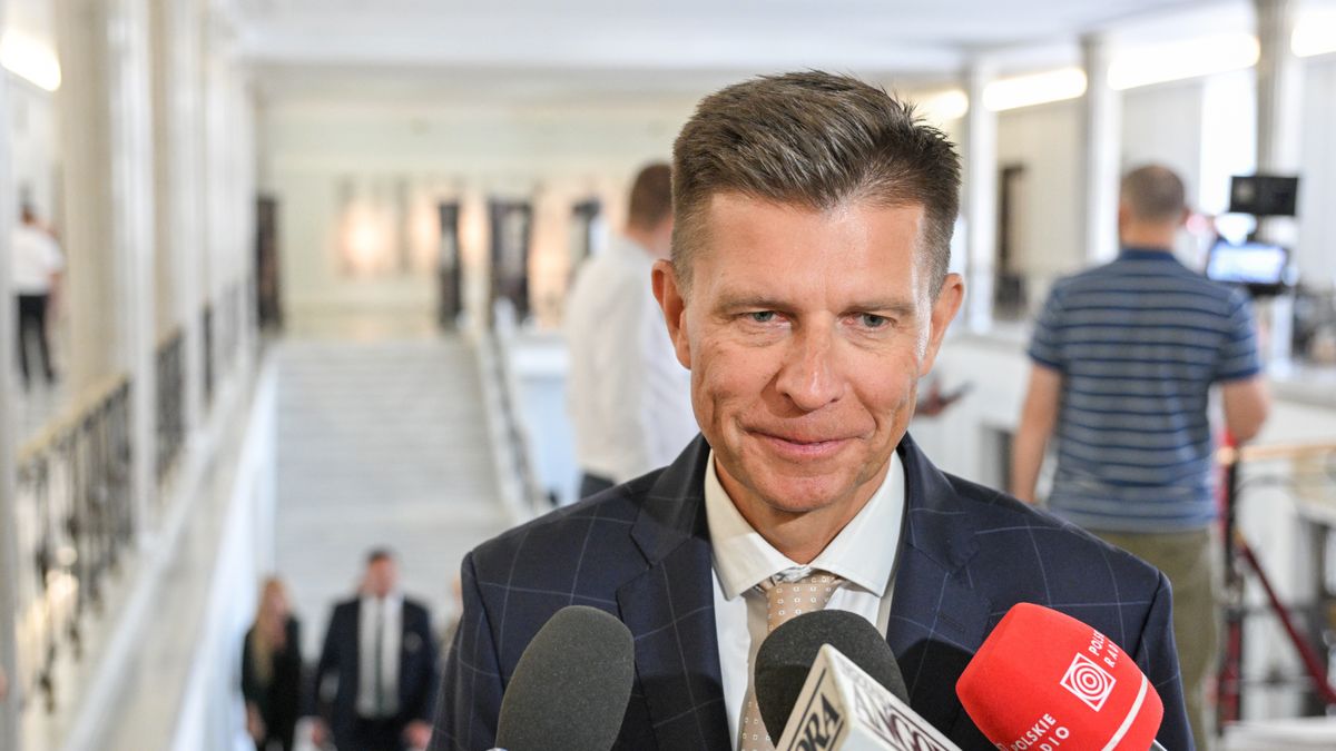 Warszawa, 08.07.2025. Poseł KP Polska 2050-TD Ryszard Petru podczas wypowiedzi na korytarzu Sejmu w Warszawie, 8 bm. w pierwszym dniu posiedzenia izby. (ad) PAP/Radek Pietruszka