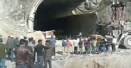 Uwięzieni w tunelu w Himalajach. Idą do nich ratownicy
