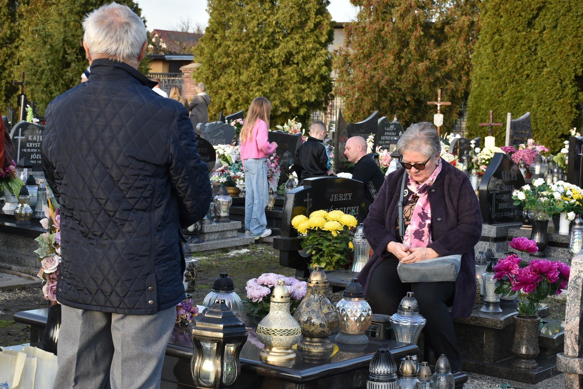 1 listopada w dniu Wszystkich Świętych cmentarz parafialny przy ulicy 1 Maja odwiedziły setki, o ile nie tysiące ludzi