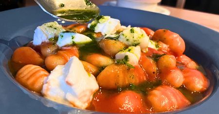 Zrób na obiad najprostsze gnocchi z patelni. Zielony sosik orzeźwi danie