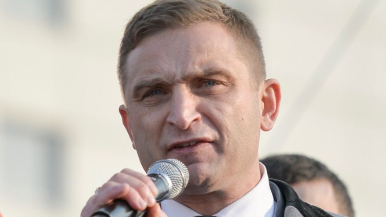 Wpadka Roberta Bąkiewicza. Narodowiec ogłosił, że chce nieść "KRUŻGANEK OŚWIATY"