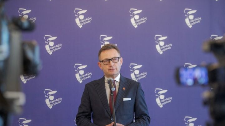 Warszawa. Wiceprezydent stolicy, Paweł Rabiej w czasie briefingu prasowego.