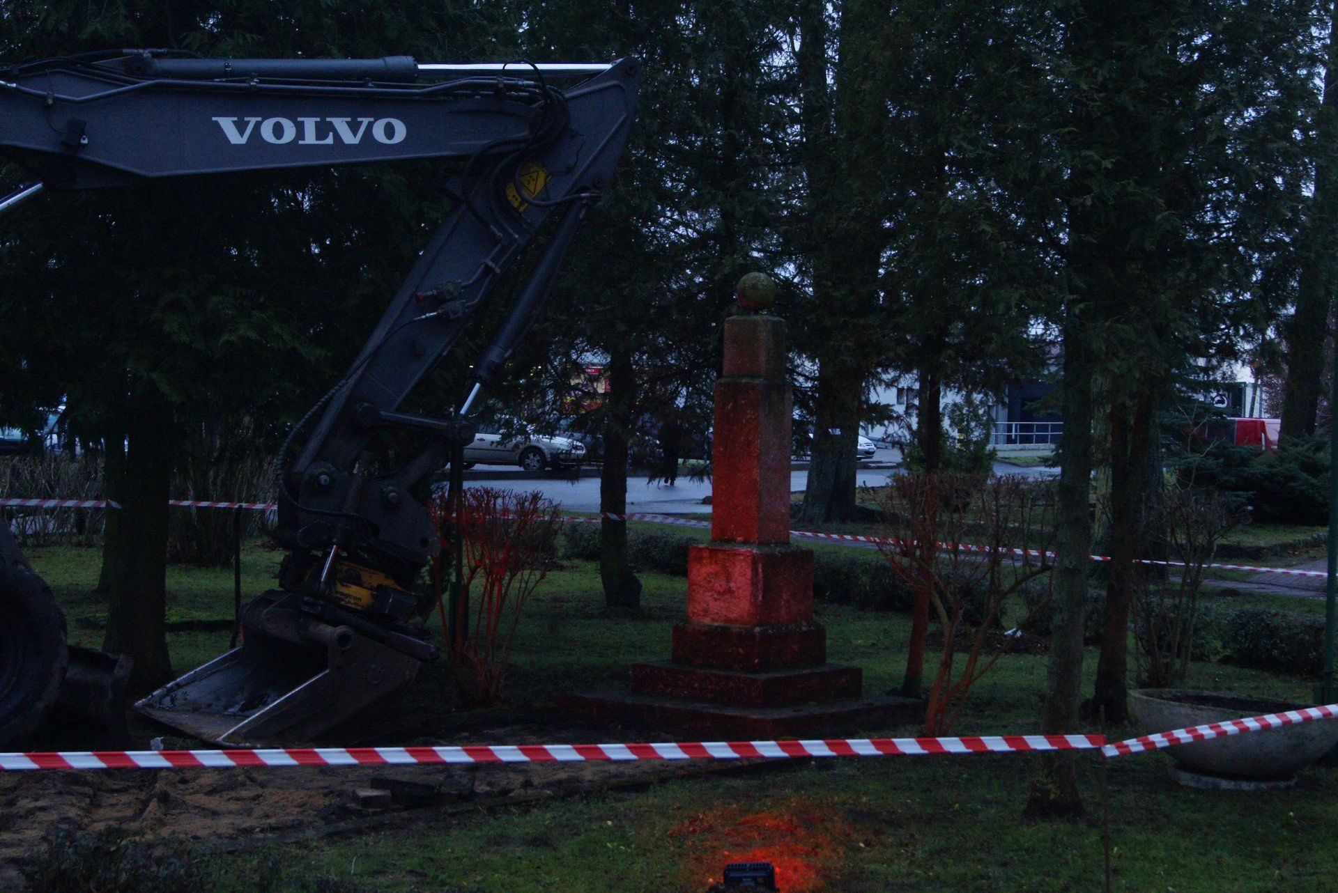 Demontaż sowieckiego obelisku w Maszewie