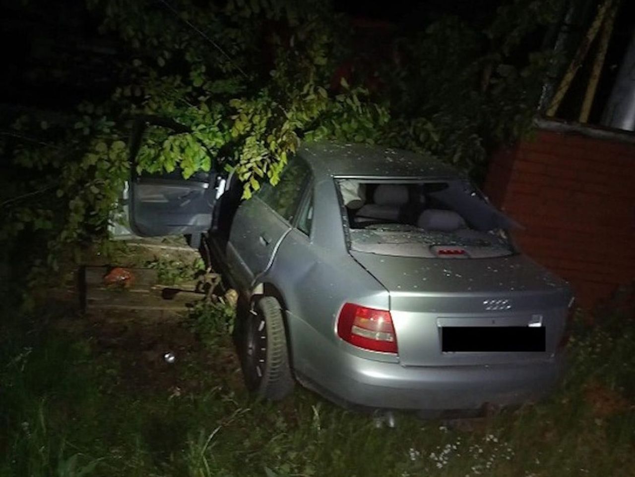 Pijany kierowca wjechał w wóz Straży Granicznej. Próbował uciec, a potem kopał funkcjonariuszy