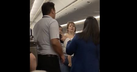 Szokujące sceny w samolocie. Pasażerka z dzieckiem zaatakowała stewardessę
