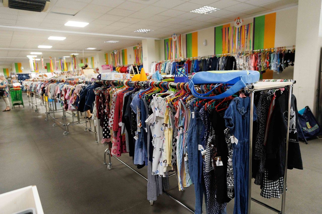 Od spodni po sukienki. Oto najlepsze lumpeksy w Poznaniu. Zobacz, który second-hand trzeba odwiedzić! [13.06.2025]