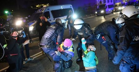 Strajk kobiet w Warszawie. Media: szef stołecznej policji nakazał usuwanie protestujących siłą