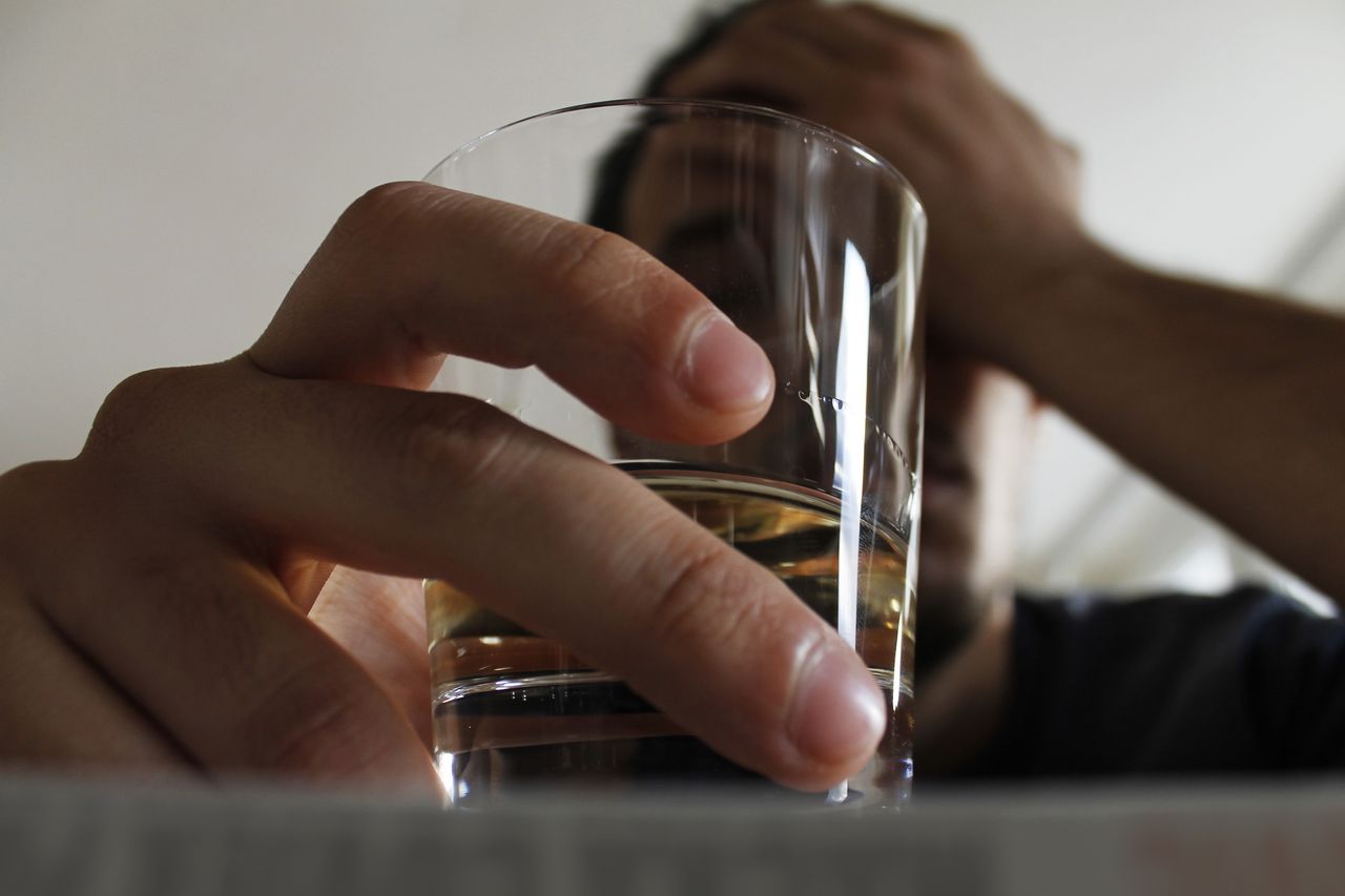 To się dzieje z mózgiem, gdy odstawiasz alkohol. Nowe badania