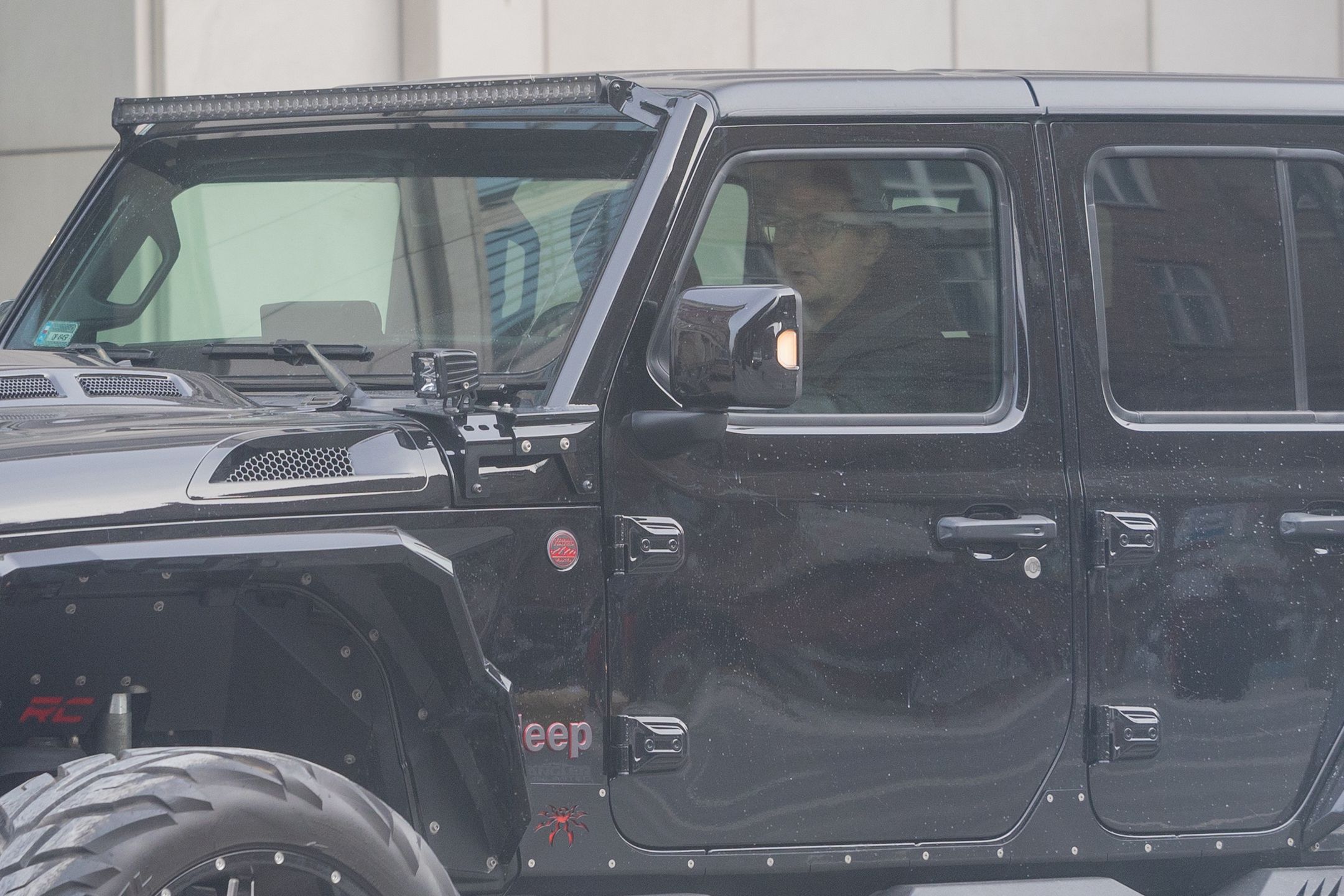 Kuba Wojewódzki wozi się po stolicy nową furą