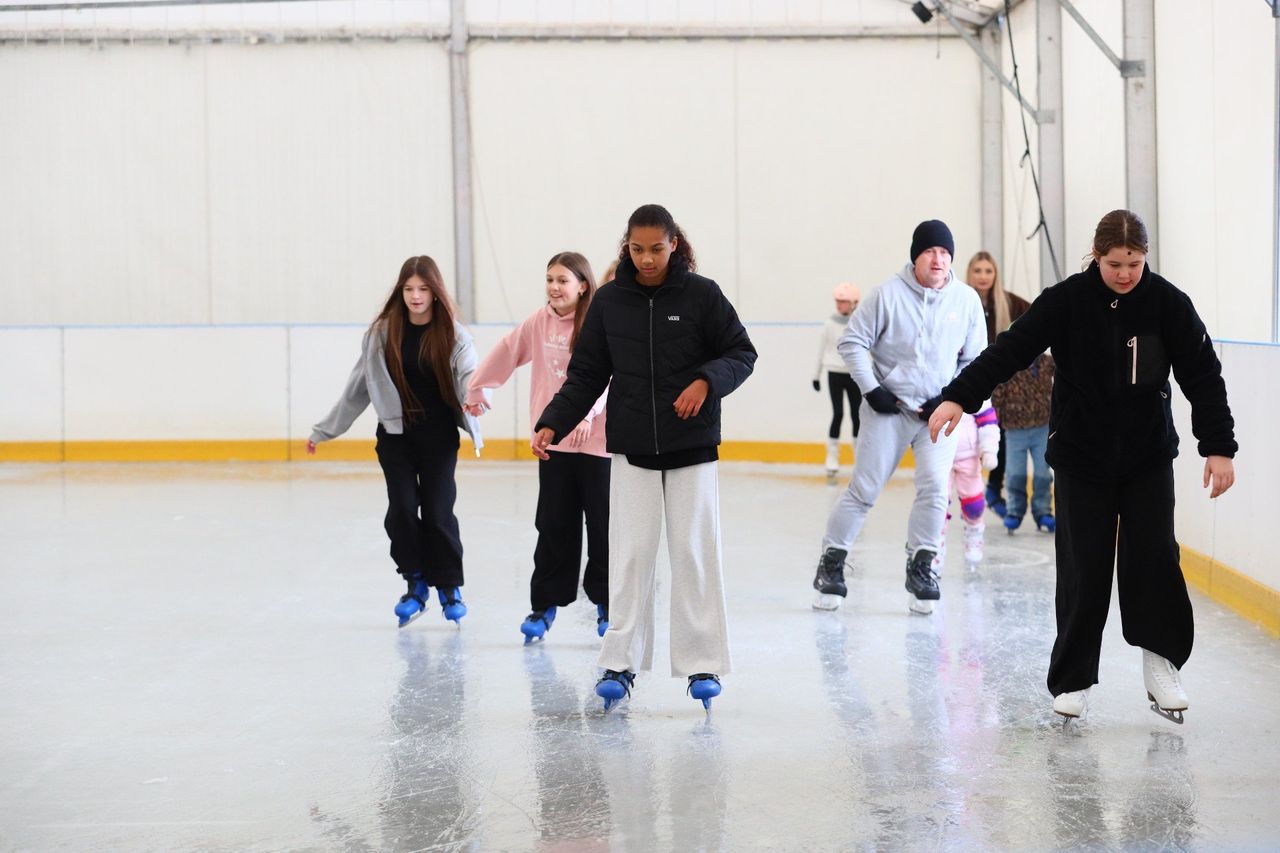 Kielce: Zimowa frajda. Lodowisko przy Telegrafie i na Stadionie już otwarte, a pierwsi łyżwiarze cieszą się z inauguracji sezonu
