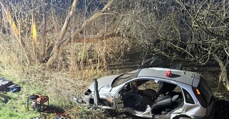 Płock: 20-latek stracił panowanie nad Oplem i uderzył w barierki, a następnie spadł z nasypu i wpadł częściowo do Wisły