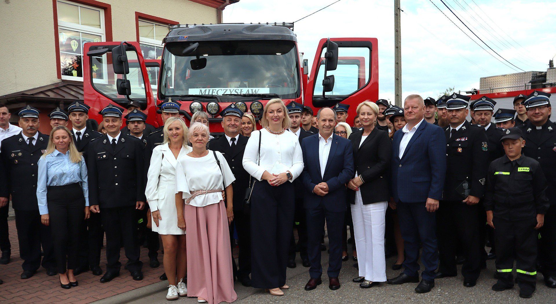 Wspólne zdjęcie uczestników uroczystości przekazania nowego wozu bojowego dla OSP Rajsko