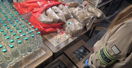 "Robił mocny alkohol z płynu do dezynfekcji. Służby znalazły też 30 kg tytoniu".