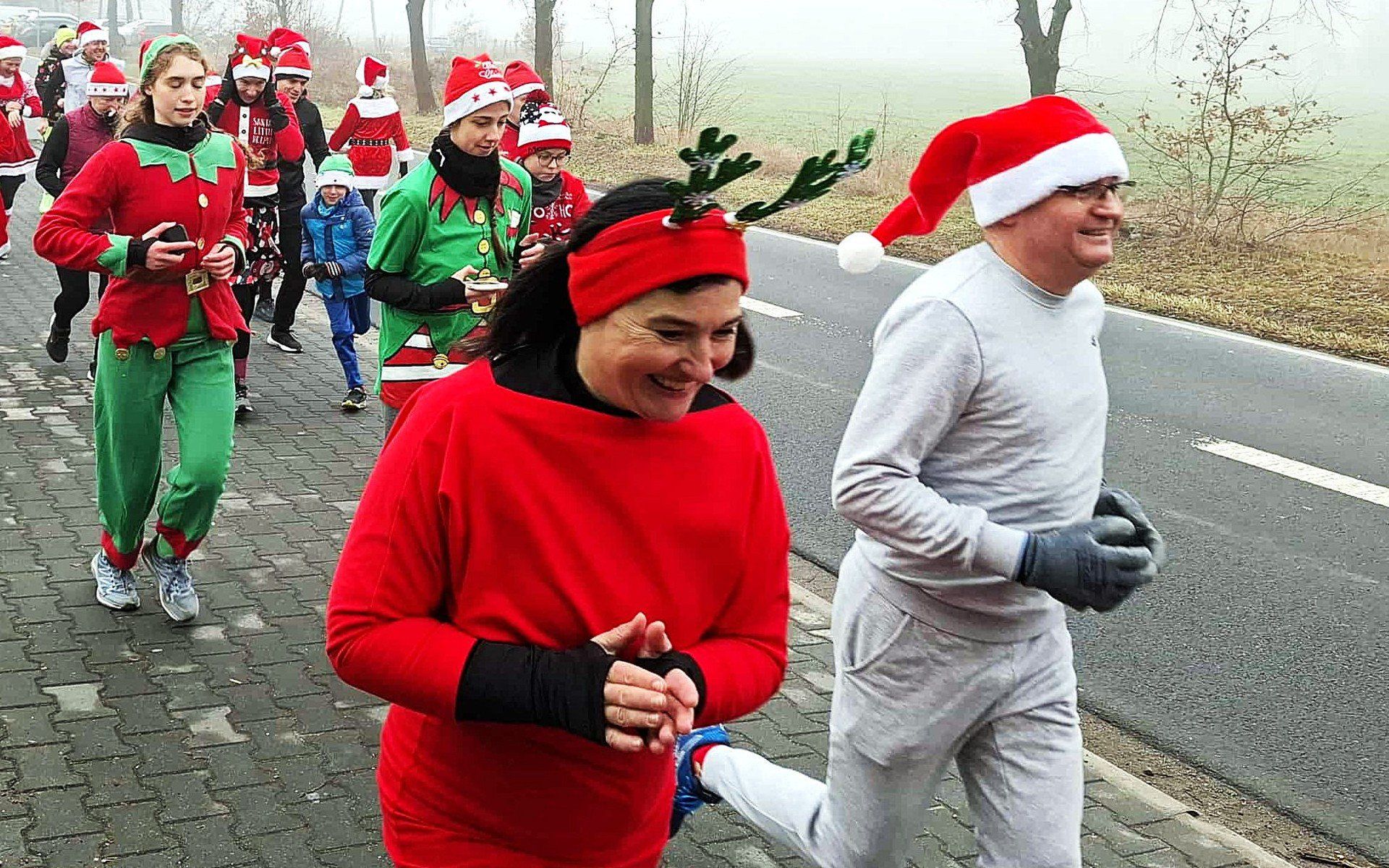 Pierwszy Bieg Mikołajkowy w Przeciszowie cieszył się dużym zainteresowaniem mieszkańców