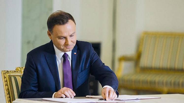 Prezydent Andrzej Duda podpisuje ustawę