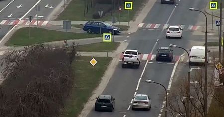 Pierwsza "ofiara" nowych przepisów. Ominęła przed przejściem oznakowany radiowóz