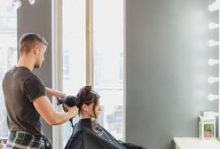 Odmrażanie gospodarki. Salony fryzjerskie otwarte