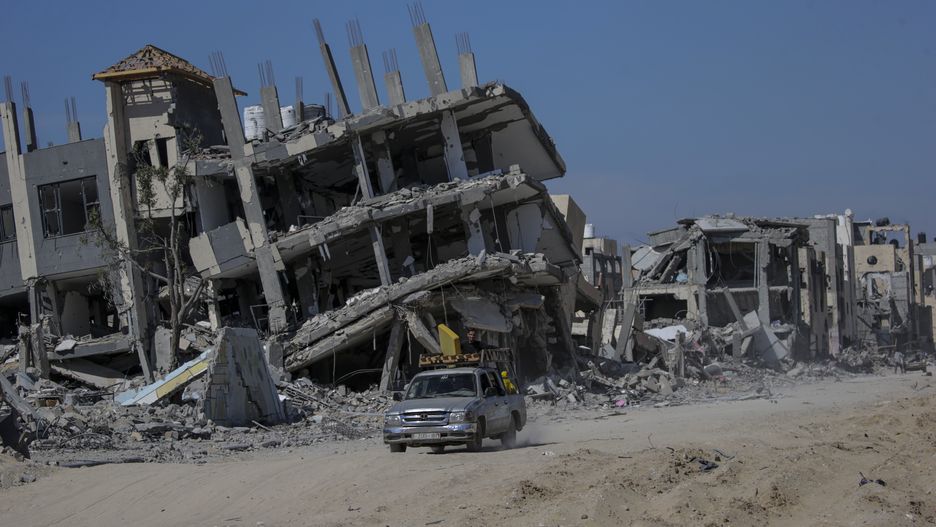People move among the rubble of destroyed houses as Palestinians return to Khan Younis after the Israeli military pulled out troops from the southern Gaza Strip, leaving just one brigade in the area, 09 April 2024. More than 35,000 Palestinians and at least 1,330 Israelis have been killed, according to the Palestinian Health Ministry and the Israel Defense Forces (IDF), since Hamas militants launched an attack against Israel from the Gaza Strip on 07 October 2023, and the Israeli operations in Gaza and the West Bank which followed it. EPA/MOHAMMED SABER Dostawca: PAP/EPA.