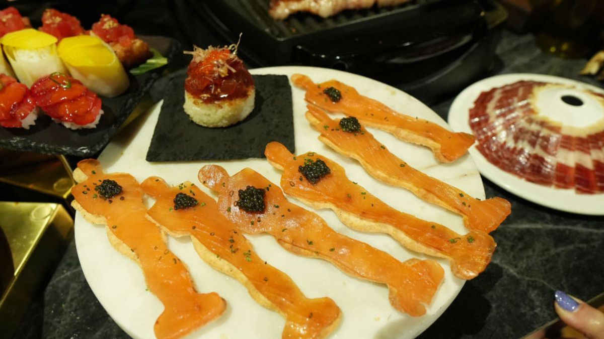 Kanapeczki w kształcie statuetek z wędzonym łososiem