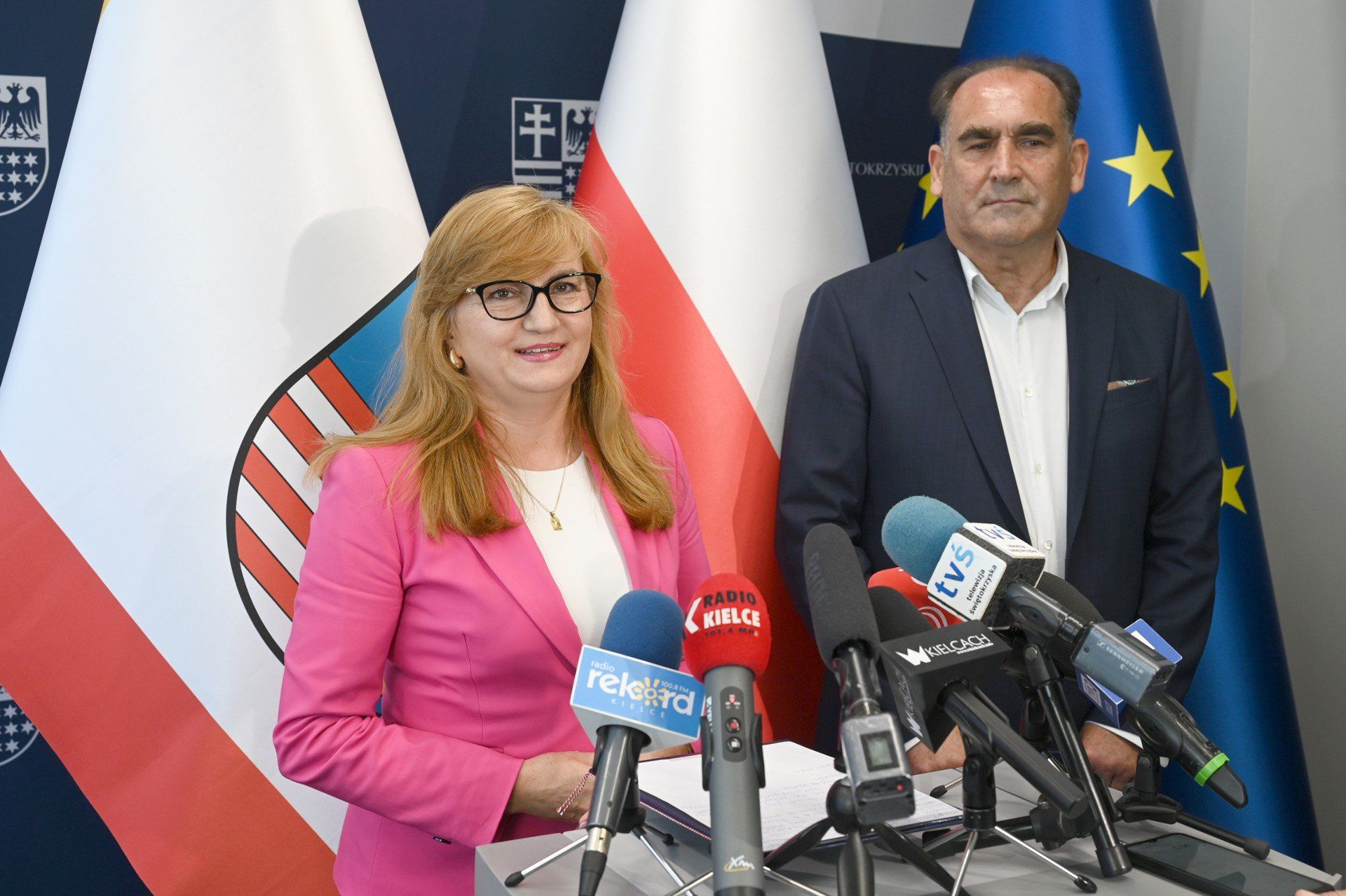 W poniedziałkowym spotkaniu z dziennikarzami udział wzięli Janusz Knap, dyrektor Departamentu Edukacji, Kultury i Dziedzictwa Narodowego w Urzędzie Marszałkowskim Województwa Świętokrzyskiego oraz Anita Koniusz, członek Zarządu Województwa. 