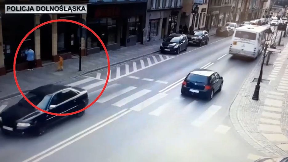 O krok od tragedii w Środzie Śląskiej. 5-latka prawie wbiegła pod jadący samochód.Fot. Komenda Powiatowa Policji w Środzie Śląskiej