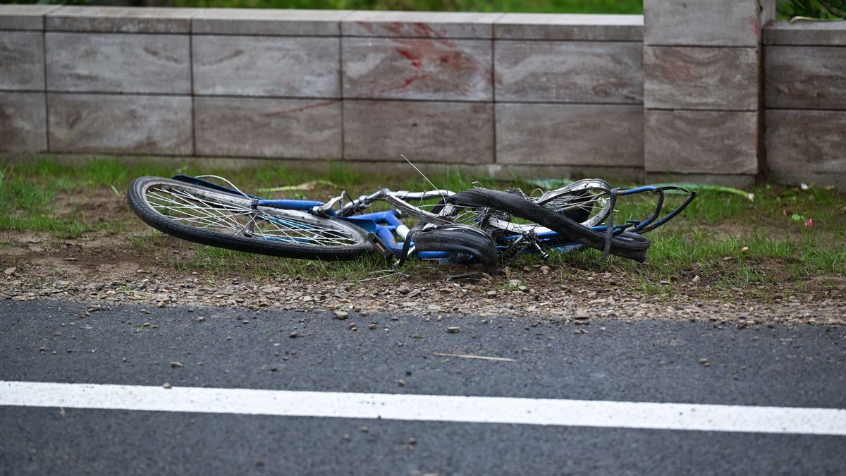 Kierowca BMW potrącił rowerzystów i zbiegł z miejsca wypadku/ zdjęcie poglądowe