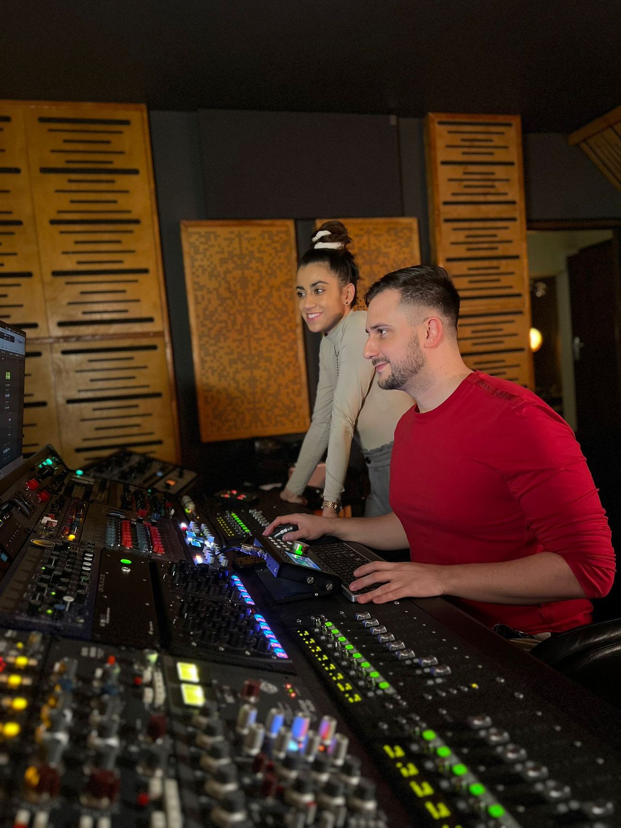 Maja Hyży w studiu nagrań pracuje nad piosenką na Eurowizję 2023 (fot. Jastrząb Post)